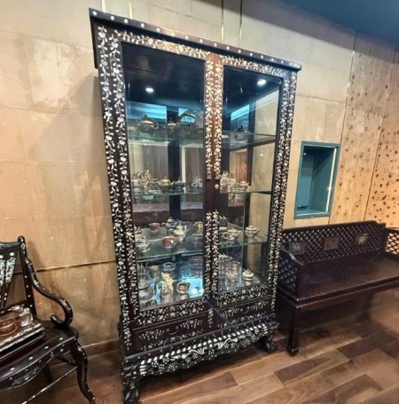 Tủ Trưng Bày 2 Cánh Cẩn ốc Gỗ Gõ Mật Thanh Lý